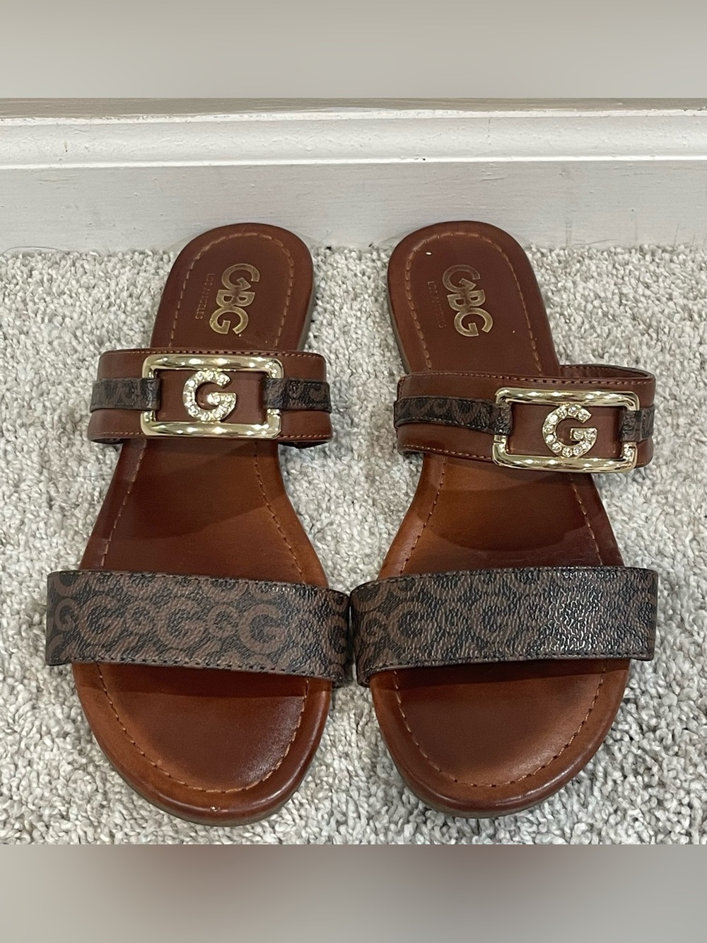 GBG Los Angeles Brown Logo Sandal With Rhinestone Detailing Women’s Size 8